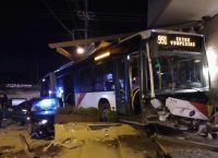 Θεσσαλονίκη: Η στιγμη που λεωφορείο του ΟΑΣΘ εισβάλλει σε καφετέρια (vid)