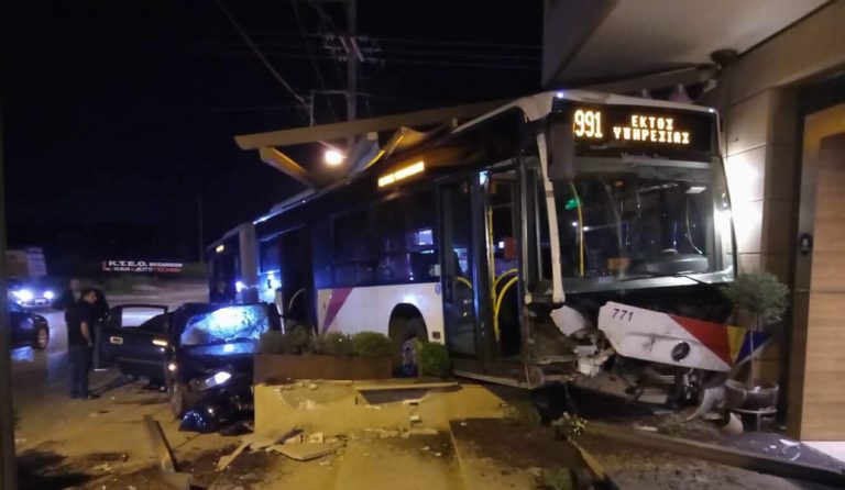 Θεσσαλονίκη: Η στιγμη που λεωφορείο του ΟΑΣΘ εισβάλλει σε καφετέρια (vid)