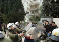 Επεισόδια ανάμεσα σε ΜΑΤ και διαδηλωτές στο αντιπολεμικό συλλαλητήριο (pics)