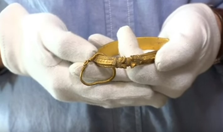 Ερασιτέχνης αρχαιολόγος μόλις 13 ετών ανακάλυψε έναν σπουδαίο θησαυρό (vid)