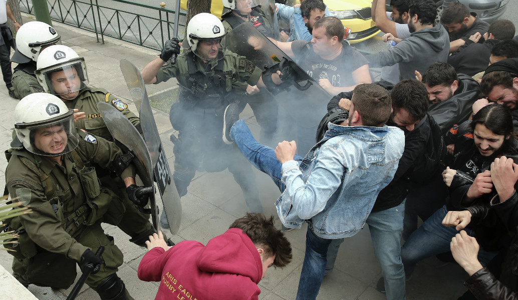Σε συλλήψεις μετατράπηκαν οι προσαγωγές από το αντιπολεμικό συλλαλητήριο