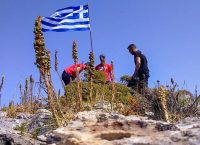 Βραχονησίδες Ανθρωποφάγοι: Τι αποκαλύπτει ο νεαρός που ύψωσε τις σημαίες (vid)