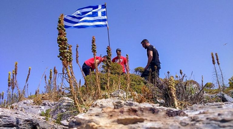 Βραχονησίδες Ανθρωποφάγοι: Τι αποκαλύπτει ο νεαρός που ύψωσε τις σημαίες (vid)