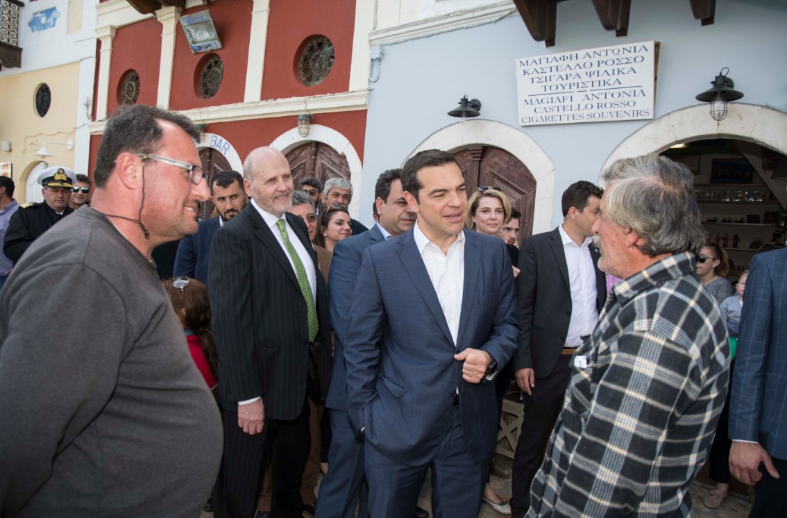 Καστελόριζο: Οι κουβέντες του Τσίπρα με τους κατοίκους και τα προβλήματά τους (pics)