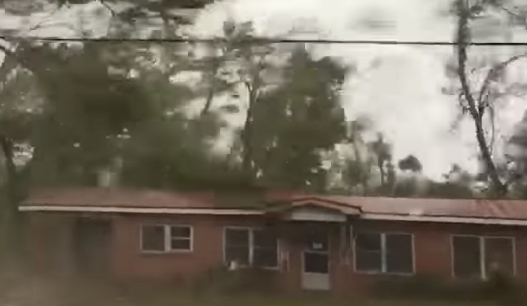 ΗΠΑ: Ανεμοστρόβιλος ξηλώνει… στέγη (vid)