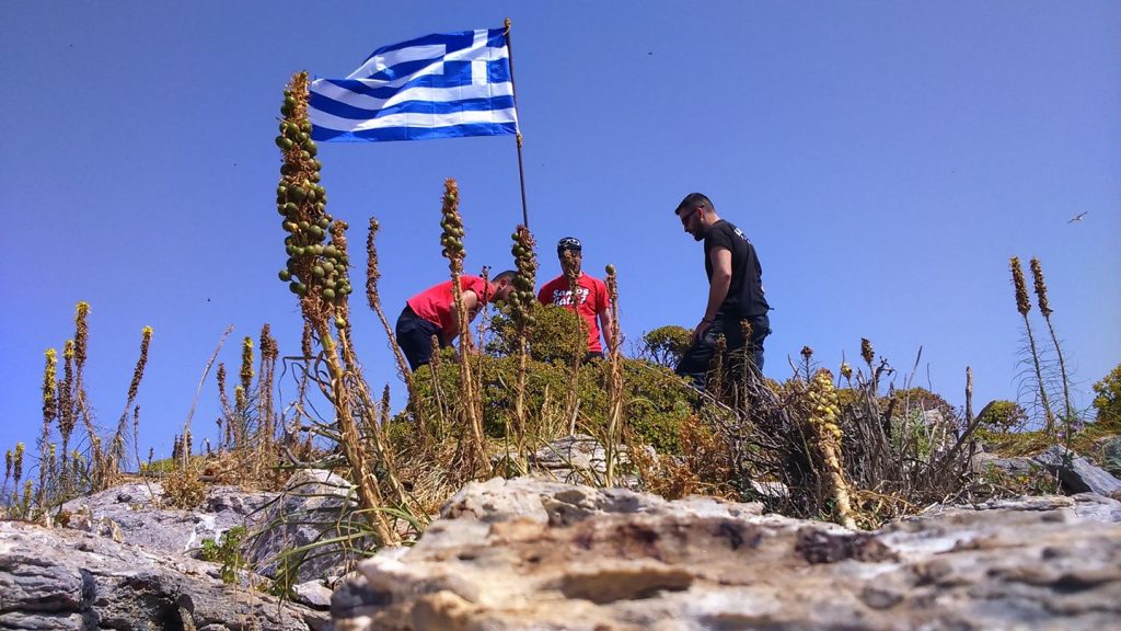 Ο νεαρός που ύψωσε τη σημαία στη βραχονησίδα απαντά στον Καμμένο: “Θα βουτάς τη γλώσσα σου στο μυαλό σου”