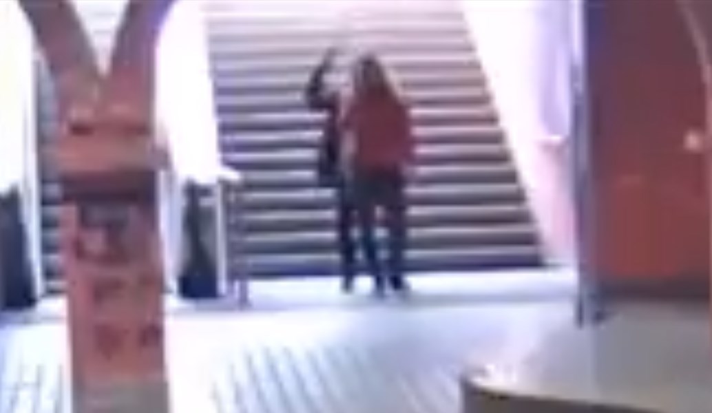 Γερμανία: Την χτύπησαν με μπουκάλι για να της πάρουν την τσάντα (vid)