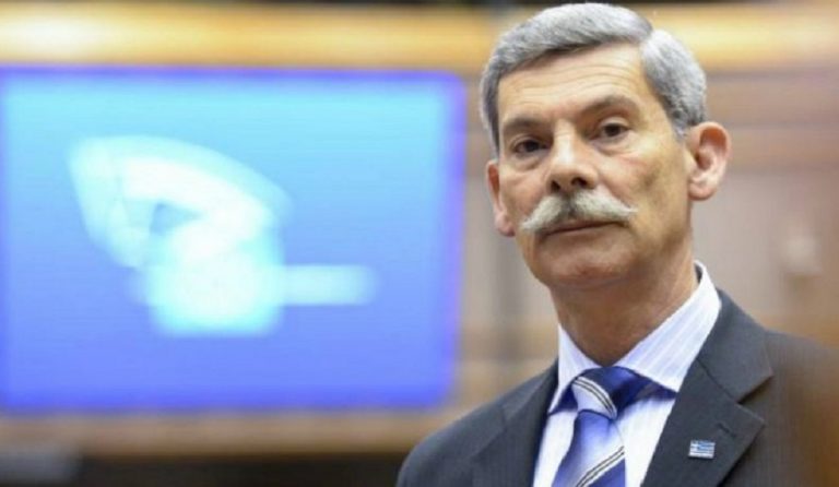 Ο ευρωβουλευτής Ελευθέριος Συναδινός παραιτήθηκε από τη Χρυσή Αυγή (vid)