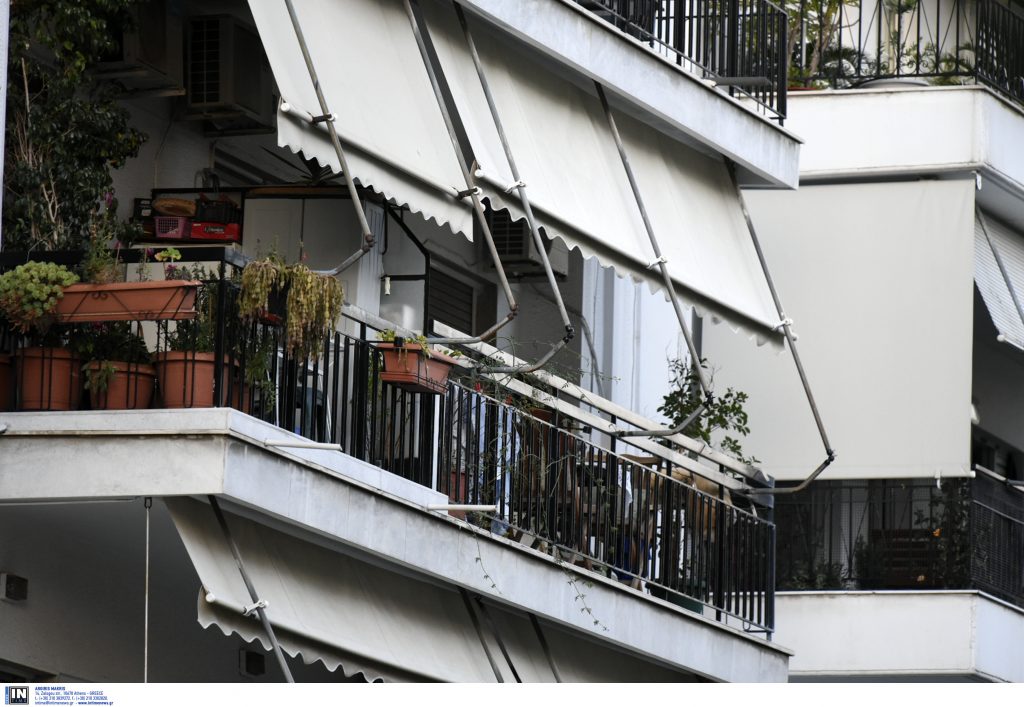 Γειτόνισσα της 22χρονης για το νεκρό μωρό στον ακάλυπτο: «Το πέρασα για κούκλα»