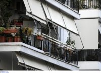 Γειτόνισσα της 22χρονης για το νεκρό μωρό στον ακάλυπτο: «Το πέρασα για κούκλα»