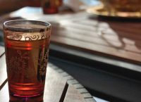 Πώς να φτιάξετε το παραδοσιακό τσάι μέντας του Μαρόκου