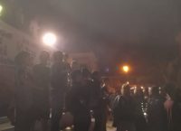 Μυτιλήνη: Εκτεταμένα επεισόδια μεταξύ κατοίκων και μεταναστών – Παρέμβαση της αστυνομίας με χρήση χημικών