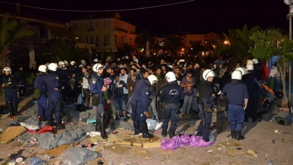 Άγρια νύχτα στη Μυτιλήνη με επεισόδια, φωτιές και δακρυγόνα – Απομακρύνθηκαν πρόσφυγες και μετανάστες