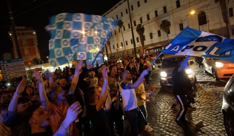 Βγήκαν στους δρόμους οι οπαδοί της Νάπολι (vid&pics)