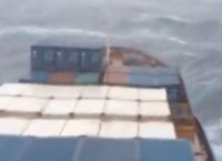 Τάνκερ φορτωμένο με κοντέινερ πέφτει σε τρικυμία (vid)