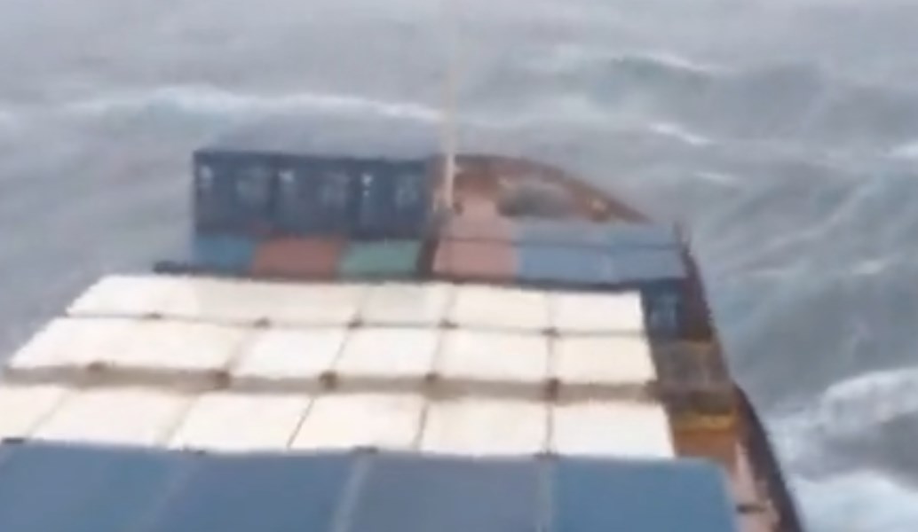 Τάνκερ φορτωμένο με κοντέινερ πέφτει σε τρικυμία (vid)