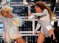 Η επική τούμπα της Beyonce στη σκηνή (vid)