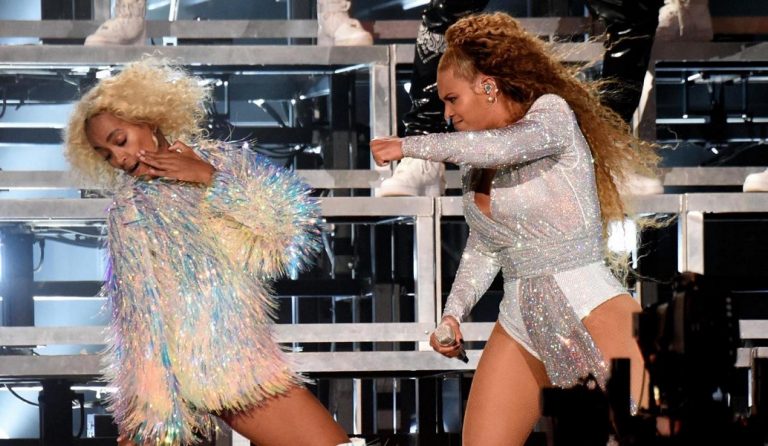 Η επική τούμπα της Beyonce στη σκηνή (vid)