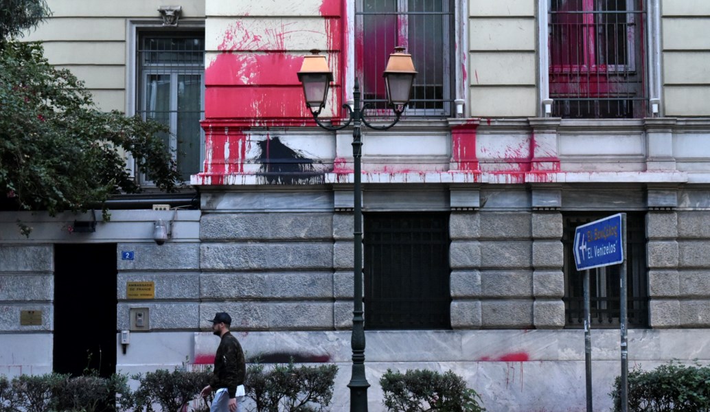Το βίντεο του Ρουβίκωνα από την γαλλική πρεσβεία – Το facebook και οι γαλλικοί υπότιτλοι (vid)