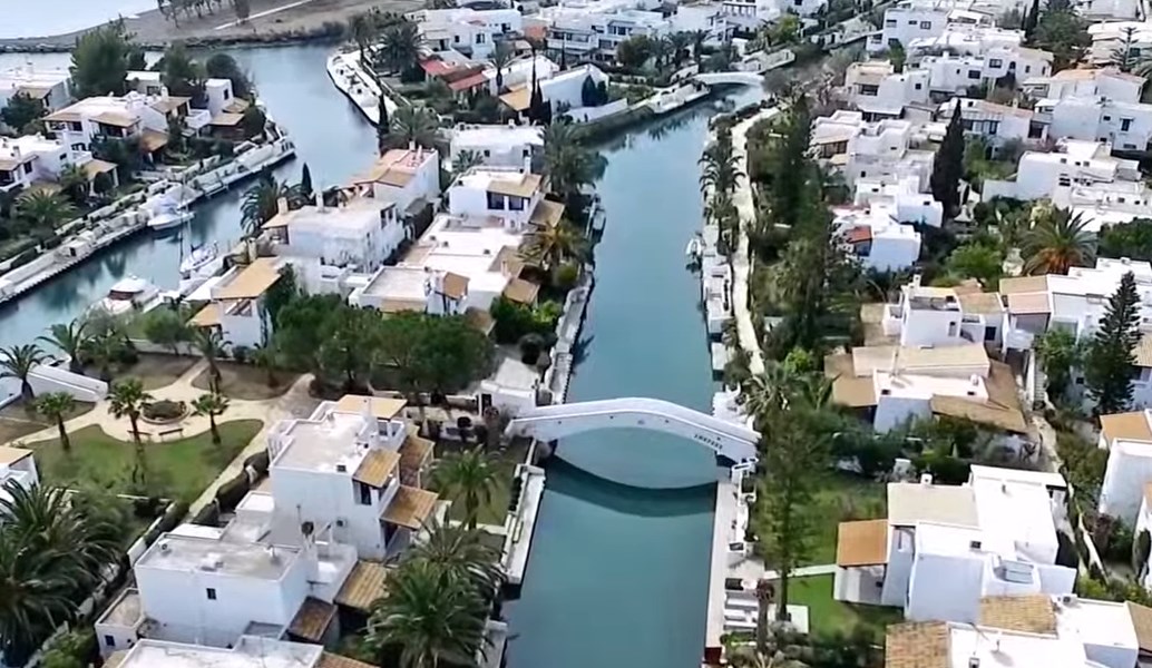 Το Μαϊάμι της Ελλάδας βρίσκεται μόλις δύο ώρες μακριά από την Αθήνα. Ακόμα να πας;