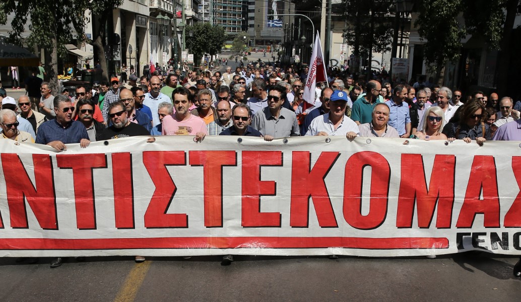 ΔΕΗ: Συνεχίζεται η διαμαρτυρία των εργαζομένων  – Άδειασαν λιγνίτη έξω από τη Βουλή (pics)