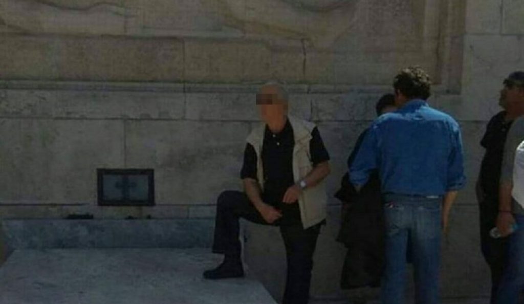 Χαμός με τη φωτογραφία συνδικαλιστή που “πατάει” τον Άγνωστο στρατιώτη