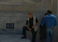 Χαμός με τη φωτογραφία συνδικαλιστή που “πατάει” τον Άγνωστο στρατιώτη