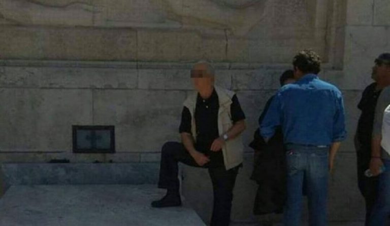 Χαμός με τη φωτογραφία συνδικαλιστή που “πατάει” τον Άγνωστο στρατιώτη