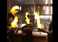 Σεφ έβαλαν φωτιά σε σαγανάκι και άνοιξε το σύστημα πυρόσβεσης (vid)