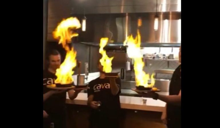Σεφ έβαλαν φωτιά σε σαγανάκι και άνοιξε το σύστημα πυρόσβεσης (vid)