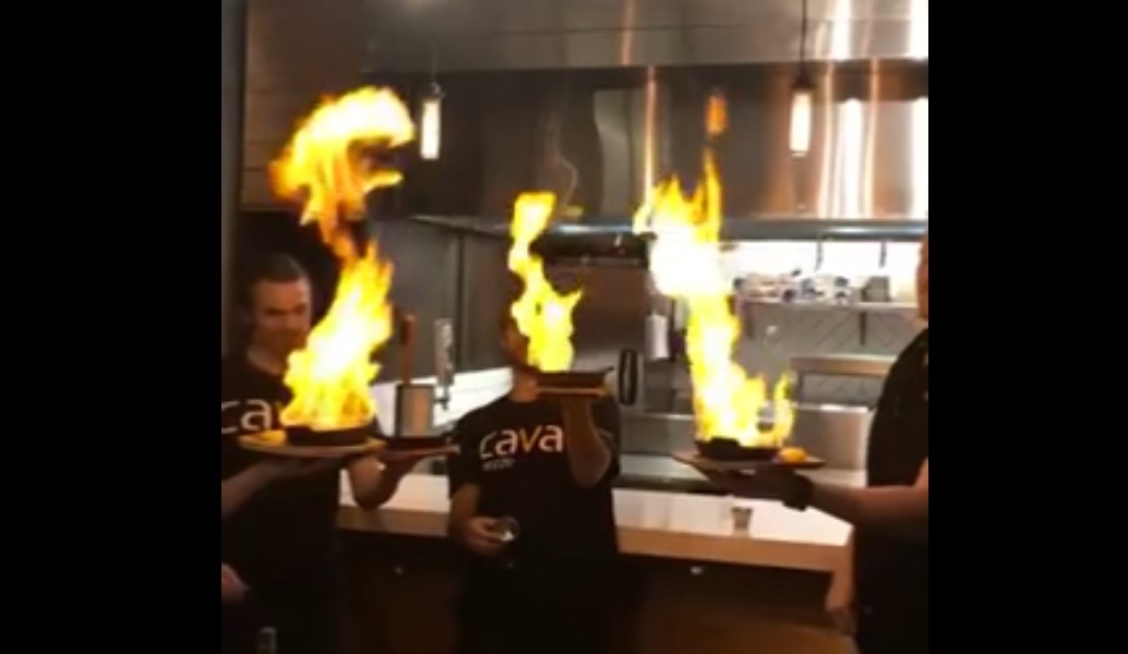 Σεφ έβαλαν φωτιά σε σαγανάκι και άνοιξε το σύστημα πυρόσβεσης (vid)