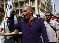 Πρωτομαγιά: Η… ”επαναστατική” εμφάνιση του Γιάνη Βαρουφάκη στην πορεία της ΓΣΕΕ/ΑΔΕΔΥ