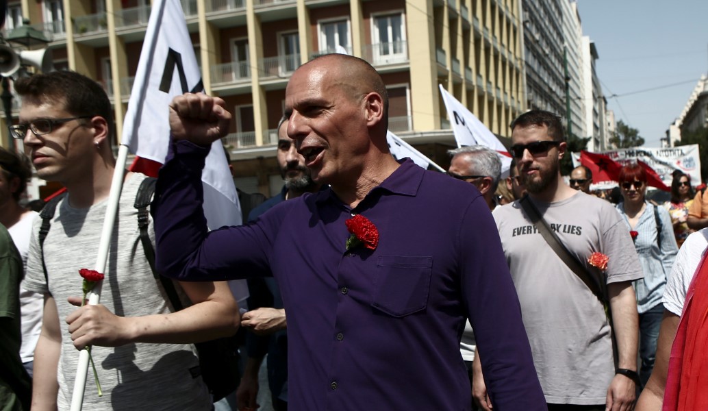Πρωτομαγιά: Η… ”επαναστατική” εμφάνιση του Γιάνη Βαρουφάκη στην πορεία της ΓΣΕΕ/ΑΔΕΔΥ