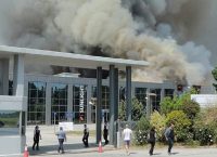 Ξάνθη: Υπό έλεγχο η φωτιά στο εργοστάσιο μπαταριών – Δεν υπάρχει κίνδυνος τοξικών αερίων (pics & vids)
