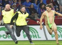 Επικό «ντου» οπαδού με μαγιό… Μπόρατ (video/pics)