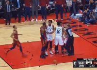 Παραλίγο τσαμπουκάς ανάμεσα σε LeBron και VanVleet!
