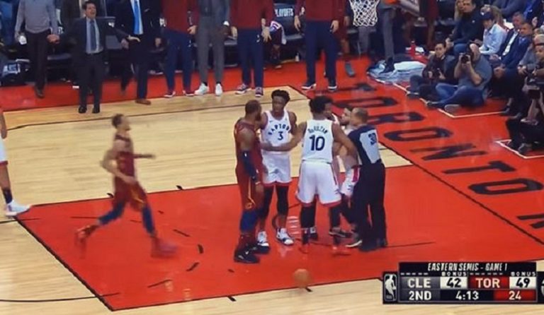 Παραλίγο τσαμπουκάς ανάμεσα σε LeBron και VanVleet!