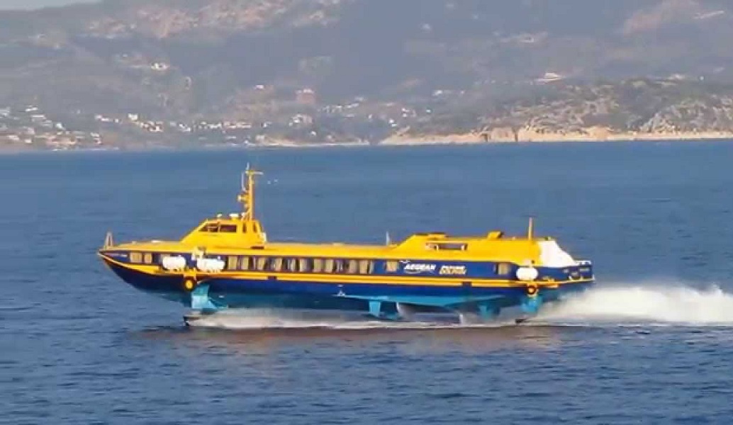Σπέτσες: Μηχανική βλάβη παρουσίασε το Flying Dolphin XVI