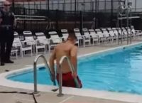 Viral: Προσπάθησε να πνιγεί σε πισίνα, τον έσωσαν αστυνομικοί κι εκείνος τους έκανε μήνυση (vid)