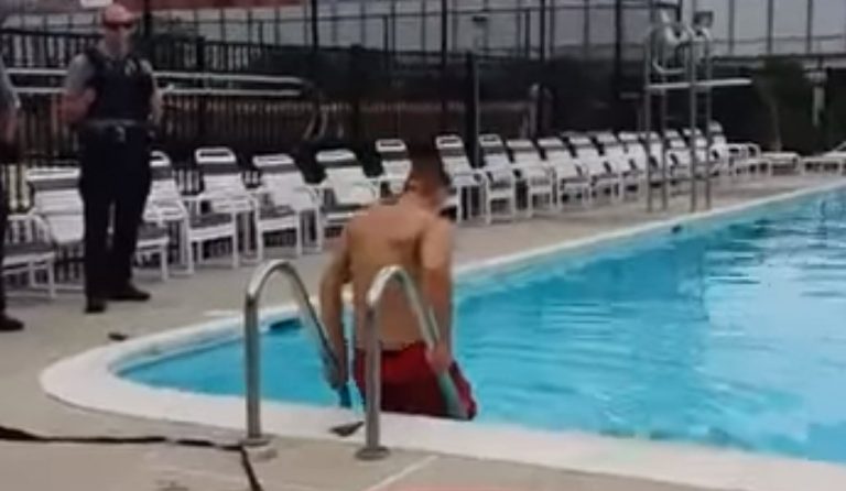 Viral: Προσπάθησε να πνιγεί σε πισίνα, τον έσωσαν αστυνομικοί κι εκείνος τους έκανε μήνυση (vid)