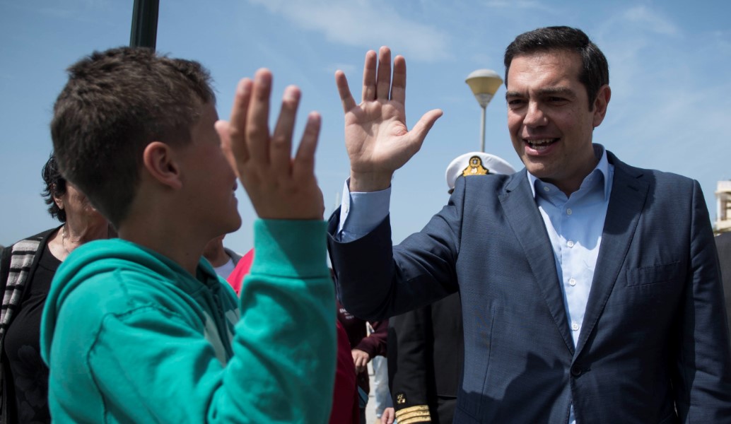 Οι διάλογοι του Τσίπρα με κατοίκους στη Λήμνο – Ποιος του είπε να μην κολώσει (pics)