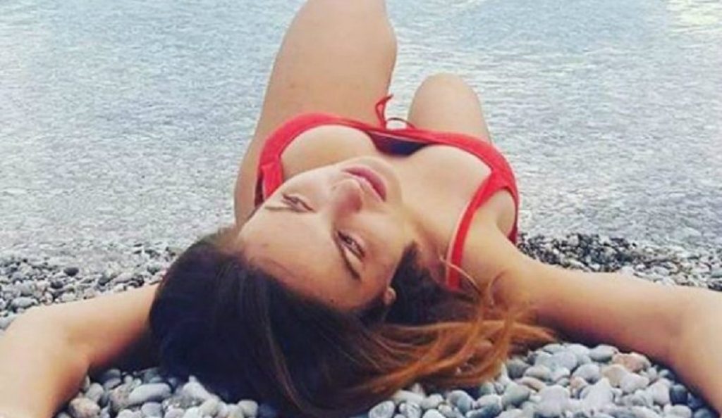 “Καυτή” Ελληνίδα ηθοποιός έβαλε το μαγιό της και αναστάτωσε τη Βουλιαγμένη (pics)