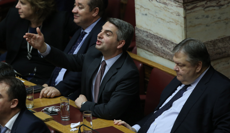 “Εμφύλιος” Βενιζέλου-Κωνσταντινόπουλου για τα ομόφυλα ζευγάρια