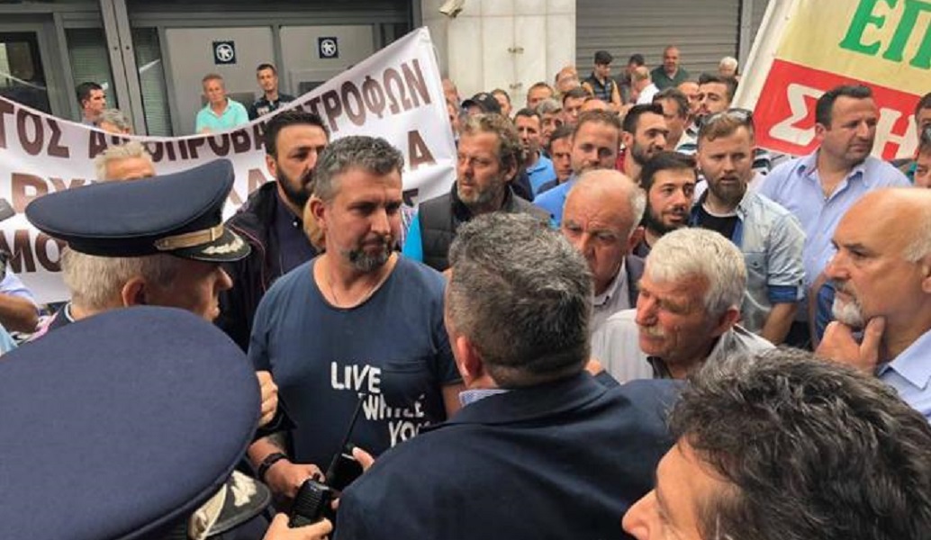 Λάρισα: Ένταση από κτηνοτρόφους, ζήτησαν την παραίτηση του Αποστόλου (vid)