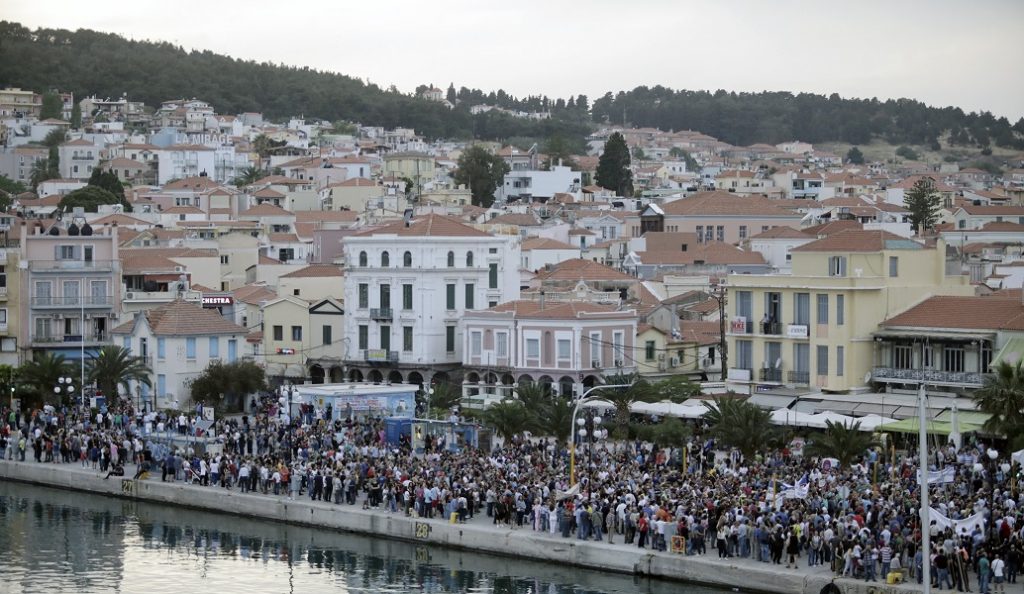 Λέσβος: “Θερμή” υποδοχή στον Τσίπρα – Χιλιάδες στο συλλαλητήριο (pics)