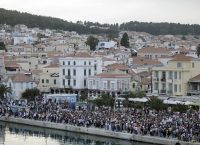 Λέσβος: “Θερμή” υποδοχή στον Τσίπρα – Χιλιάδες στο συλλαλητήριο (pics)