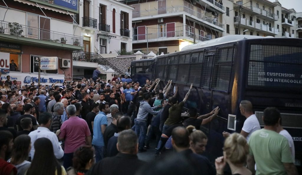 Ένταση στη Μυτιλήνη – Στους δρόμους όλο το νησί κατά του Τσίπρα (pics)