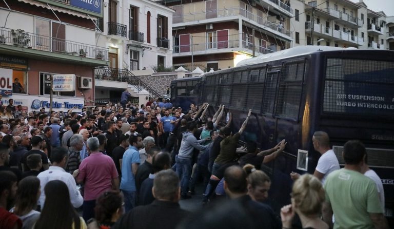 Ένταση στη Μυτιλήνη – Στους δρόμους όλο το νησί κατά του Τσίπρα (pics)