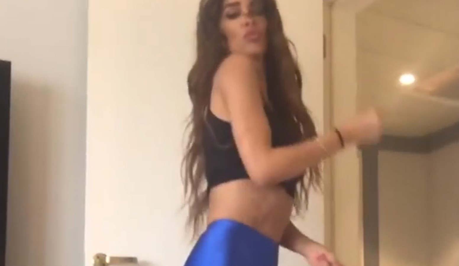 Ο “καυτός” χορός της Φουρέιρα στη σουίτα της στη Λισαβόνα (vid)