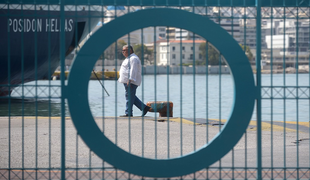 Πειραιάς: Κατασχέθηκαν 24 τόνοι ακατάλληλου γαριδάλευρου
